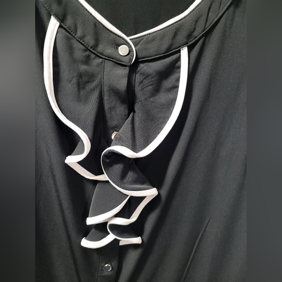 Sleeveless blouse - Picture 2 of 3